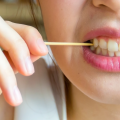 Dùng tăm xỉa răng có phải thói quen tốt